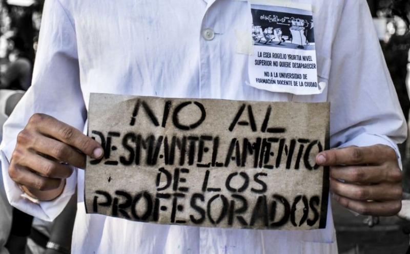 Alumnos defendiendo sus centros de formación. 
